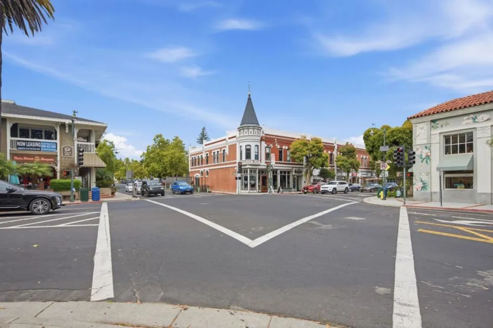 302 Creekside Village Drive Los Gatos, CA 95032