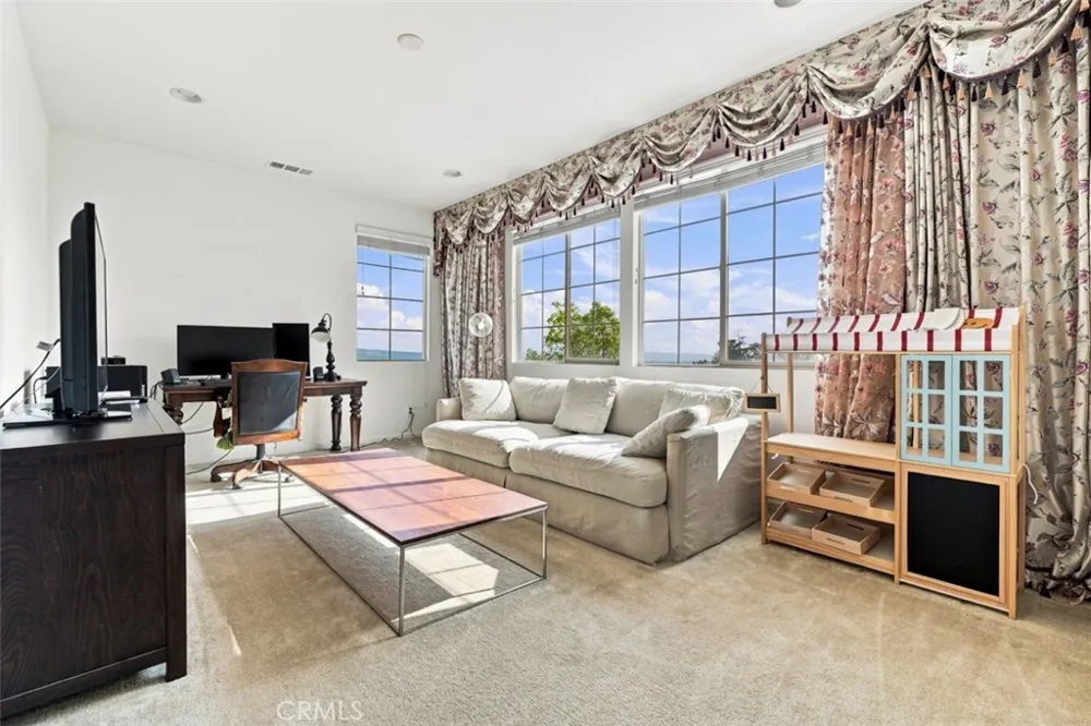 858 E Manresa Azusa, CA 91702
