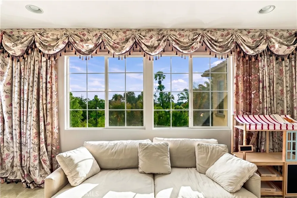 858 E Manresa Azusa, CA 91702