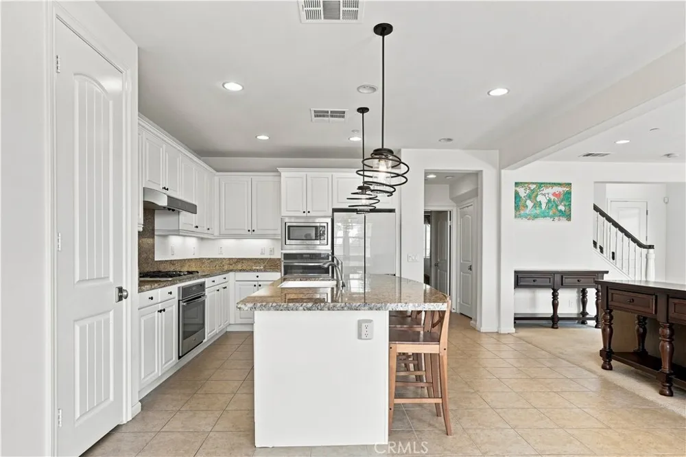 858 E Manresa Azusa, CA 91702