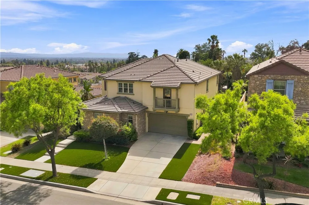 858 E Manresa Azusa, CA 91702