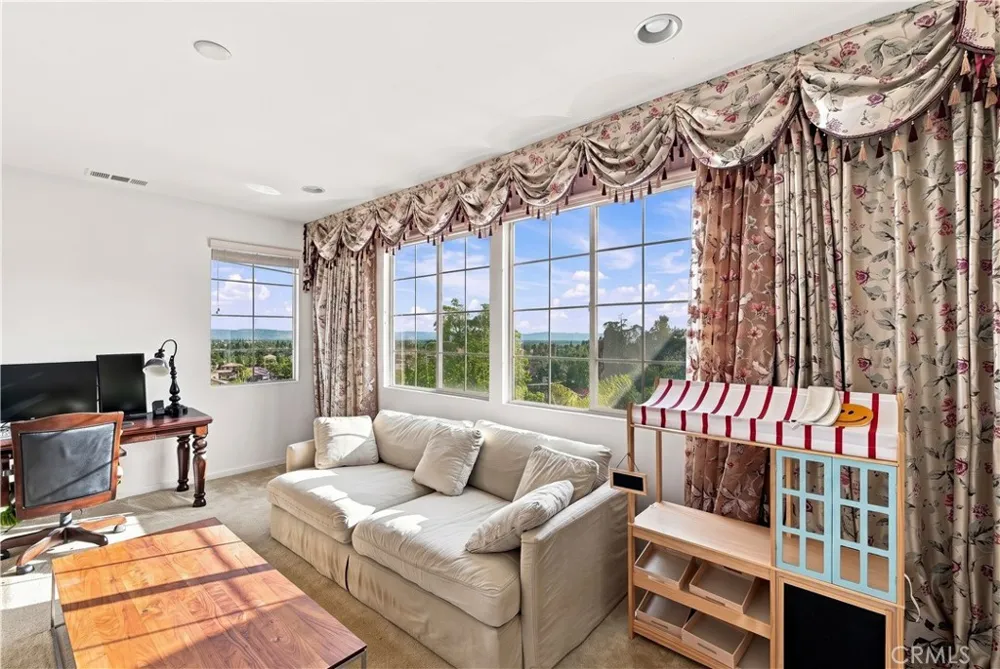 858 E Manresa Azusa, CA 91702