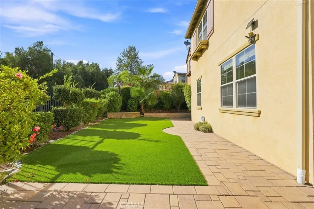 858 E Manresa Azusa, CA 91702