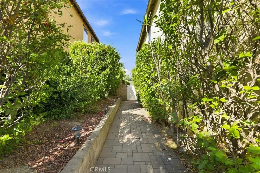 858 E Manresa Azusa, CA 91702