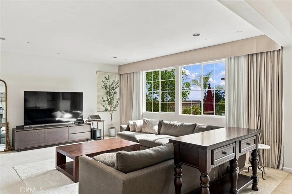 858 E Manresa Azusa, CA 91702