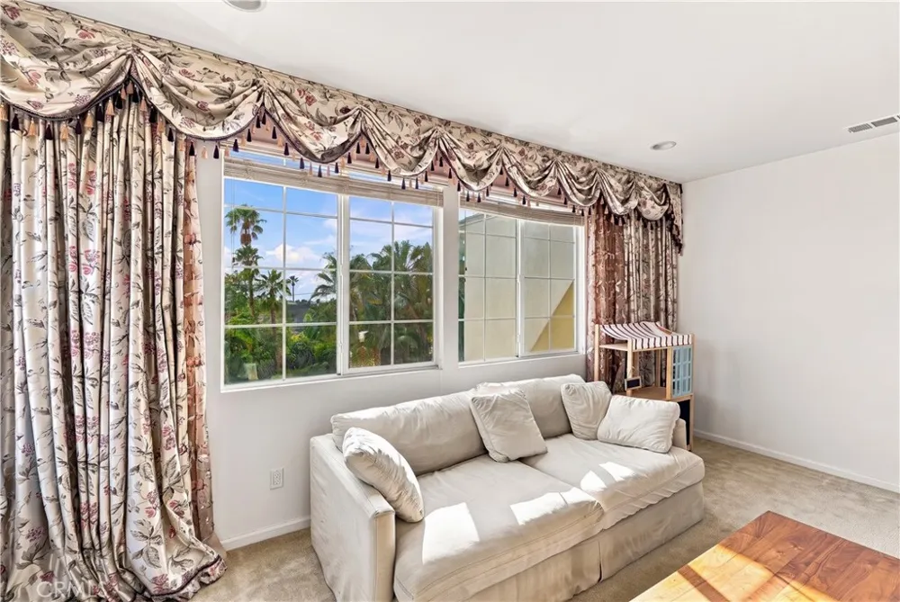 858 E Manresa Azusa, CA 91702