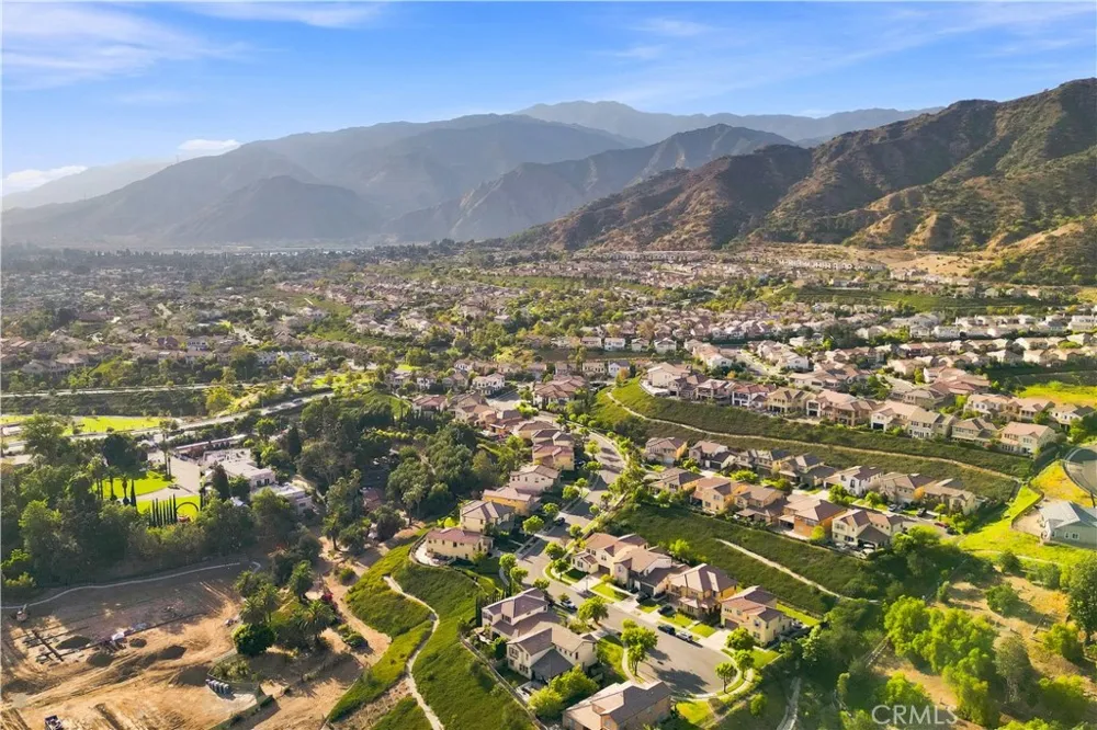 858 E Manresa Azusa, CA 91702
