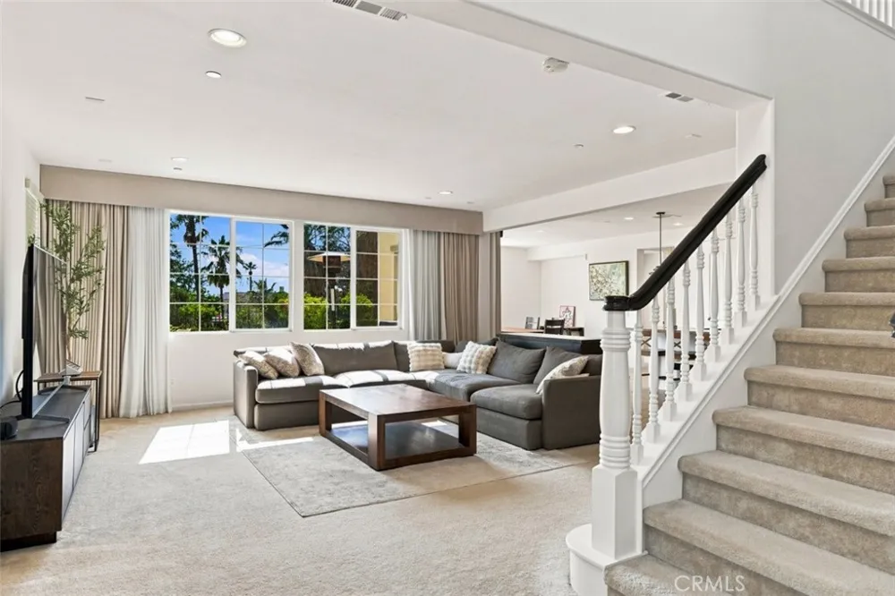 858 E Manresa Azusa, CA 91702