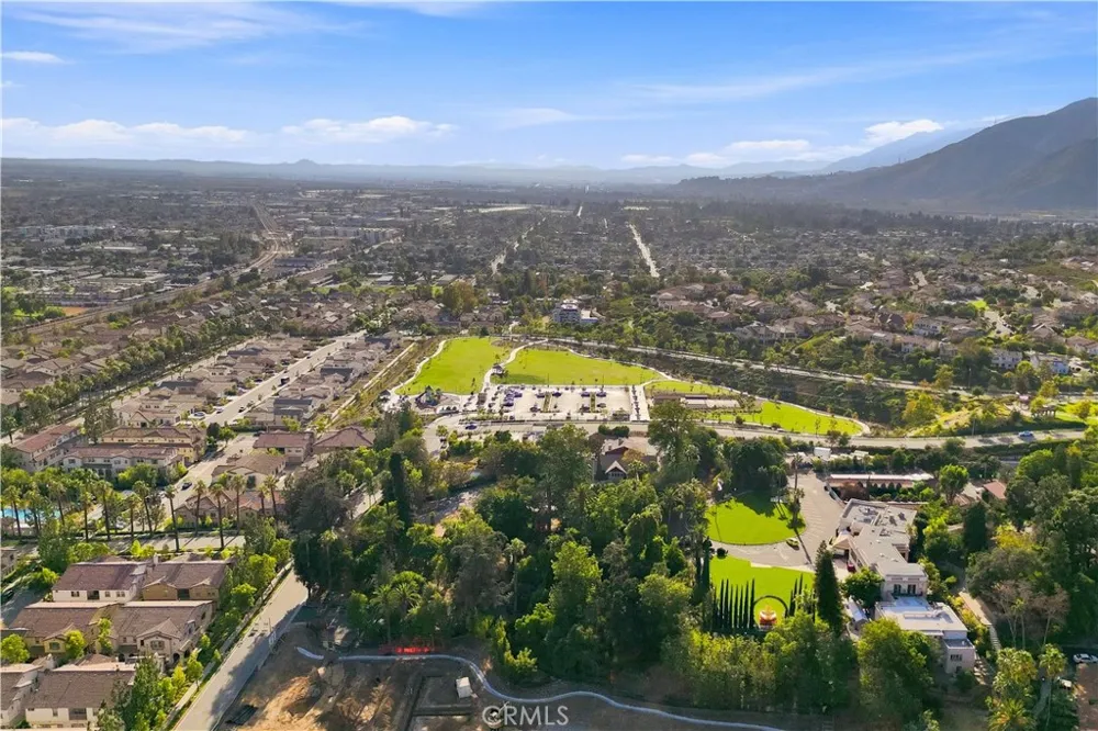 858 E Manresa Azusa, CA 91702