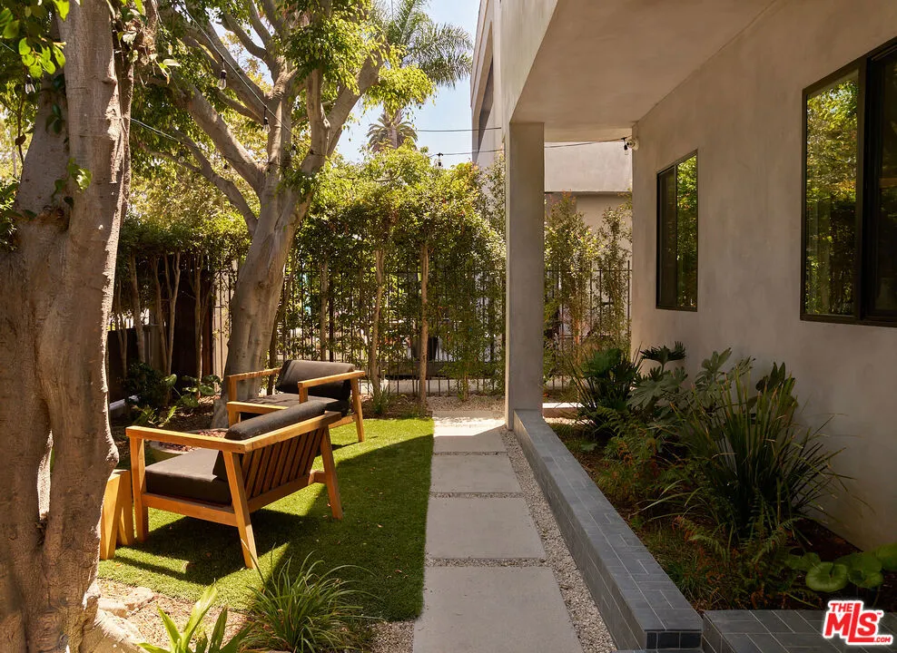 2411 Abbot Kinney Boulevard Los Angeles, CA 90291