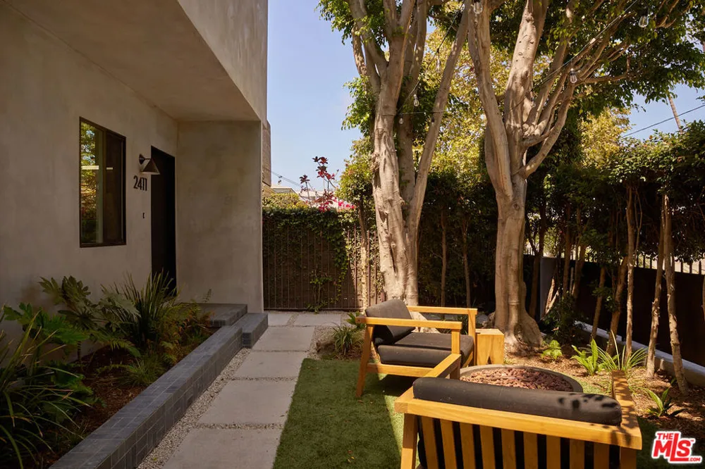 2411 Abbot Kinney Boulevard Los Angeles, CA 90291