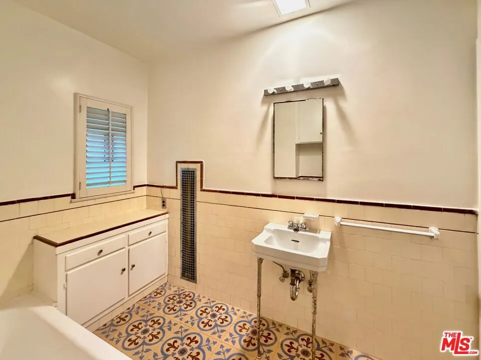 8472 Fountain Avenue West Hollywood, CA 90069