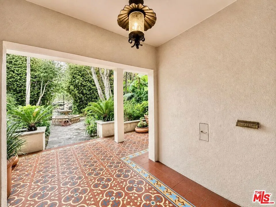 8472 Fountain Avenue West Hollywood, CA 90069