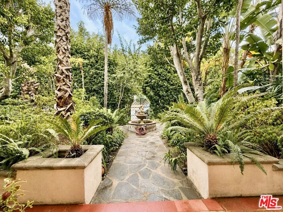 8472 Fountain Avenue West Hollywood, CA 90069