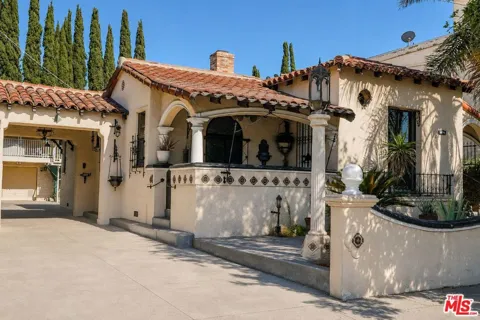 6132 Whitsett Avenue
