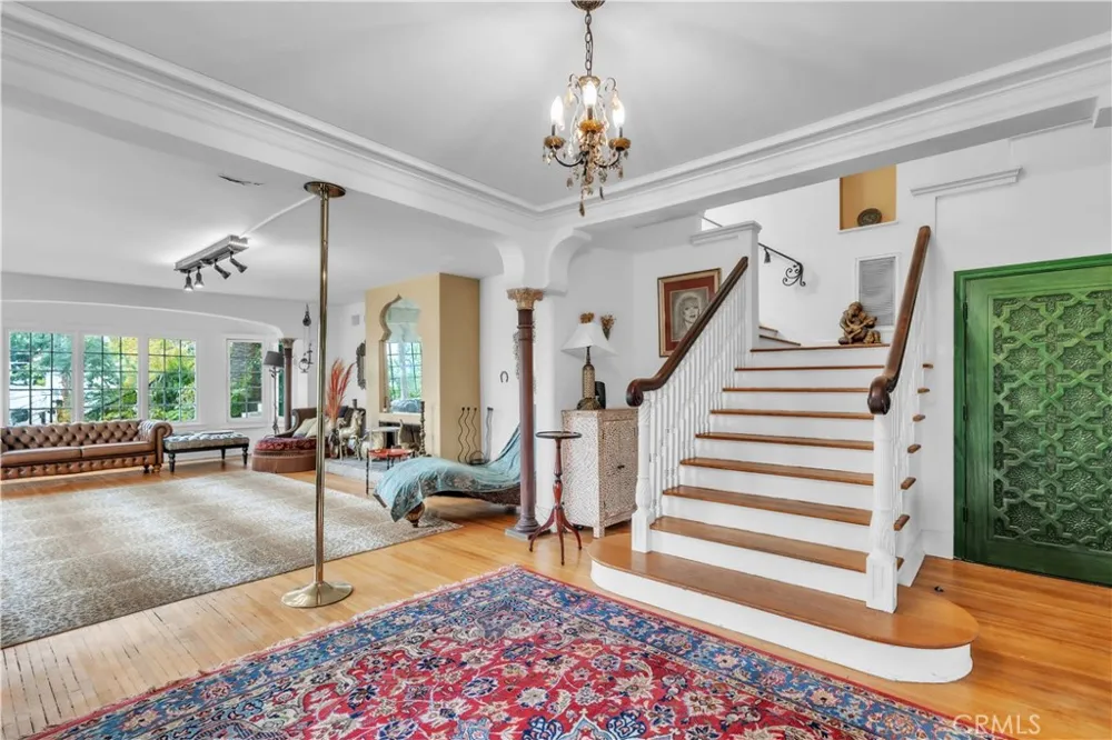 2275 Vasanta Los Angeles, CA 90068