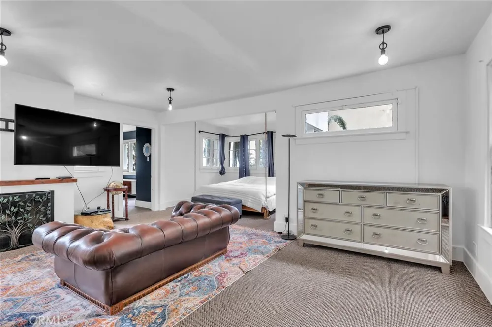 2275 Vasanta Los Angeles, CA 90068