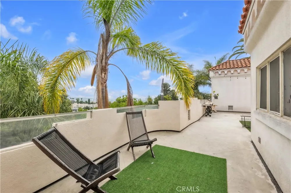 2275 Vasanta Los Angeles, CA 90068
