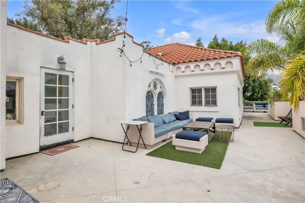 2275 Vasanta Los Angeles, CA 90068