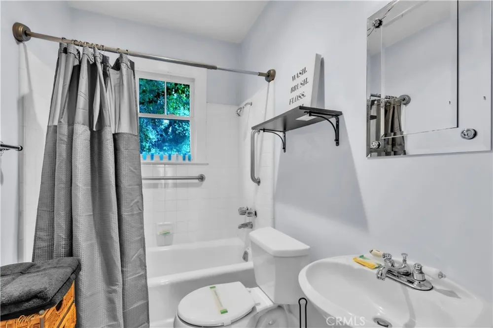 2275 Vasanta Los Angeles, CA 90068