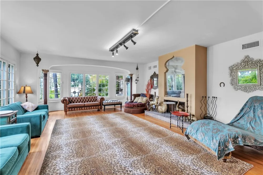 2275 Vasanta Los Angeles, CA 90068