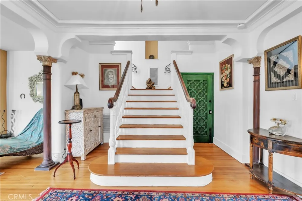 2275 Vasanta Los Angeles, CA 90068