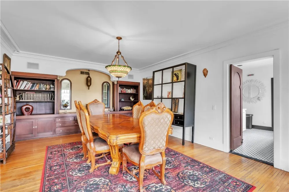 2275 Vasanta Los Angeles, CA 90068