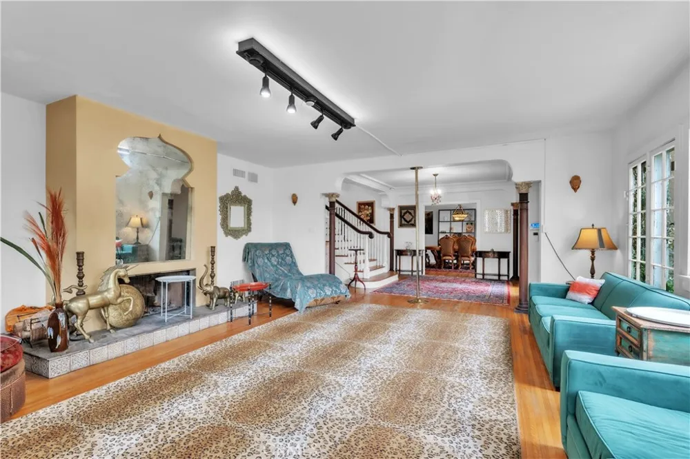 2275 Vasanta Los Angeles, CA 90068