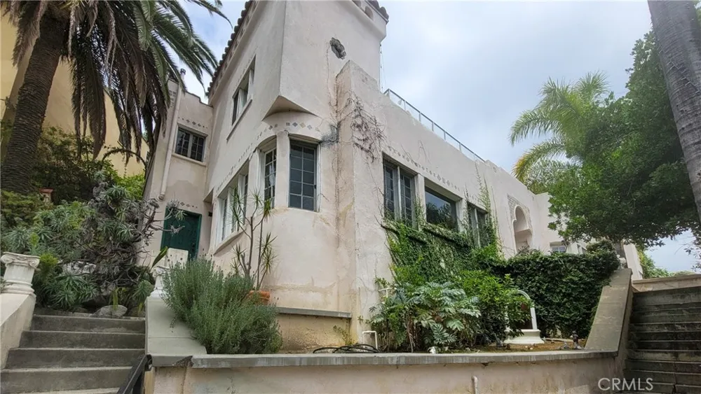 2275 Vasanta Los Angeles, CA 90068