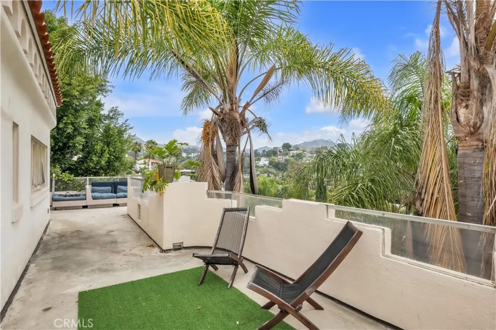 2275 Vasanta Los Angeles, CA 90068