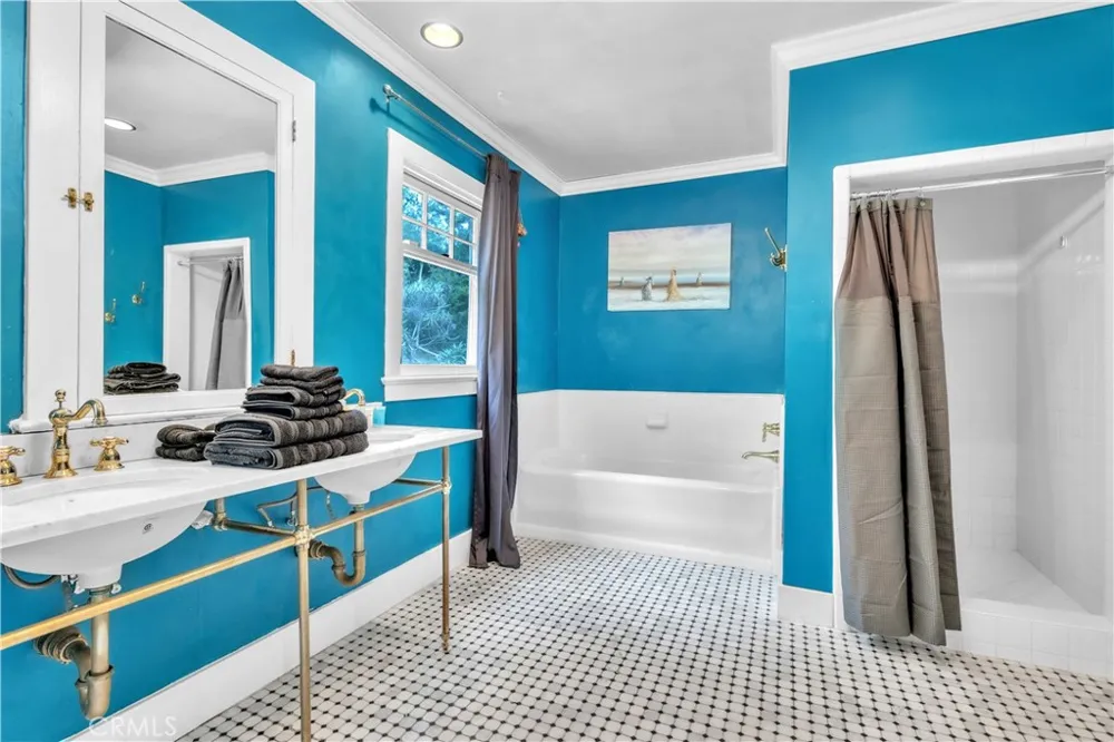 2275 Vasanta Los Angeles, CA 90068