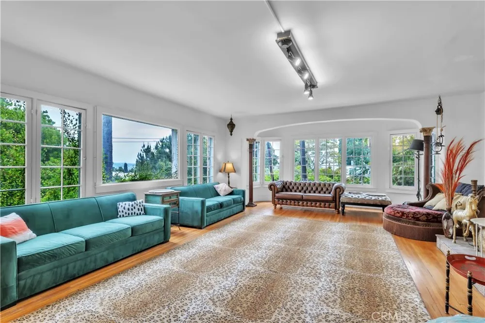 2275 Vasanta Los Angeles, CA 90068