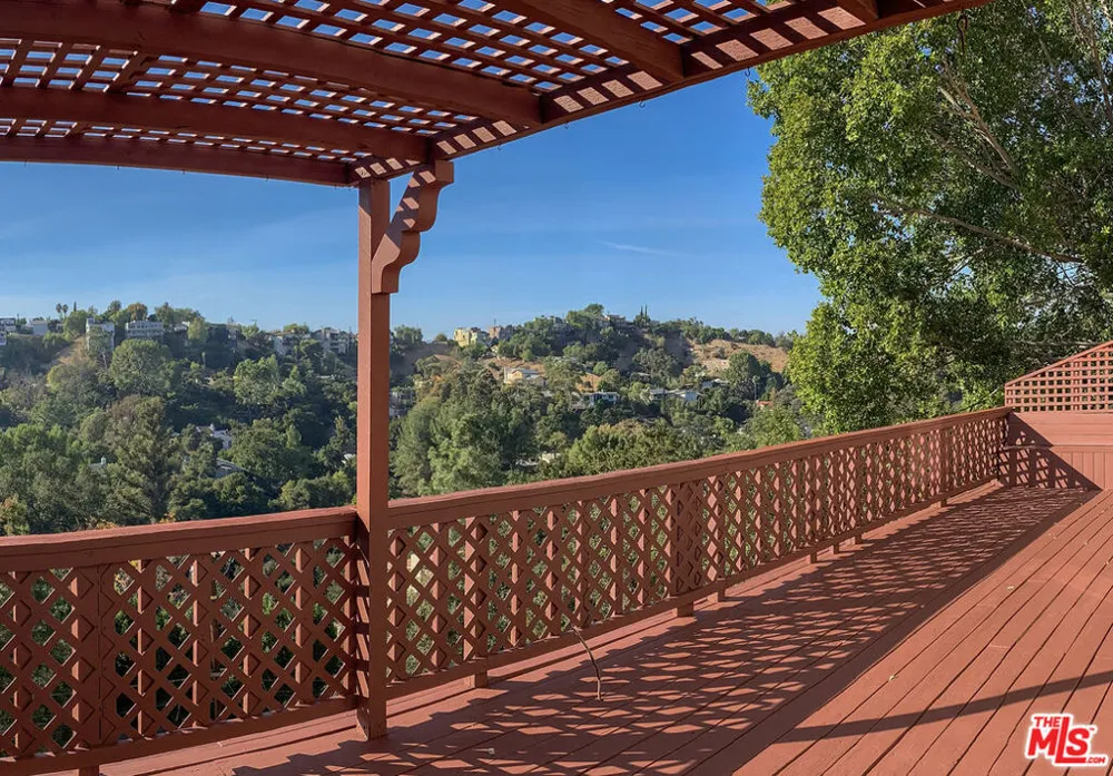 4245 Alhama Drive Woodland Hills, CA 91364