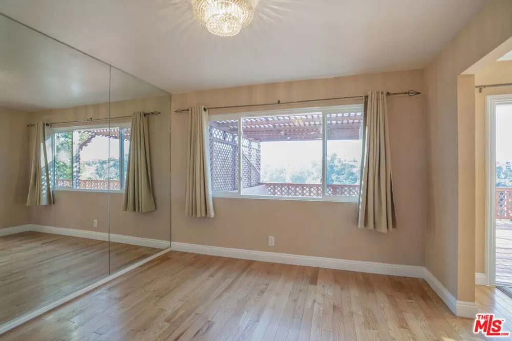 4245 Alhama Drive Woodland Hills, CA 91364