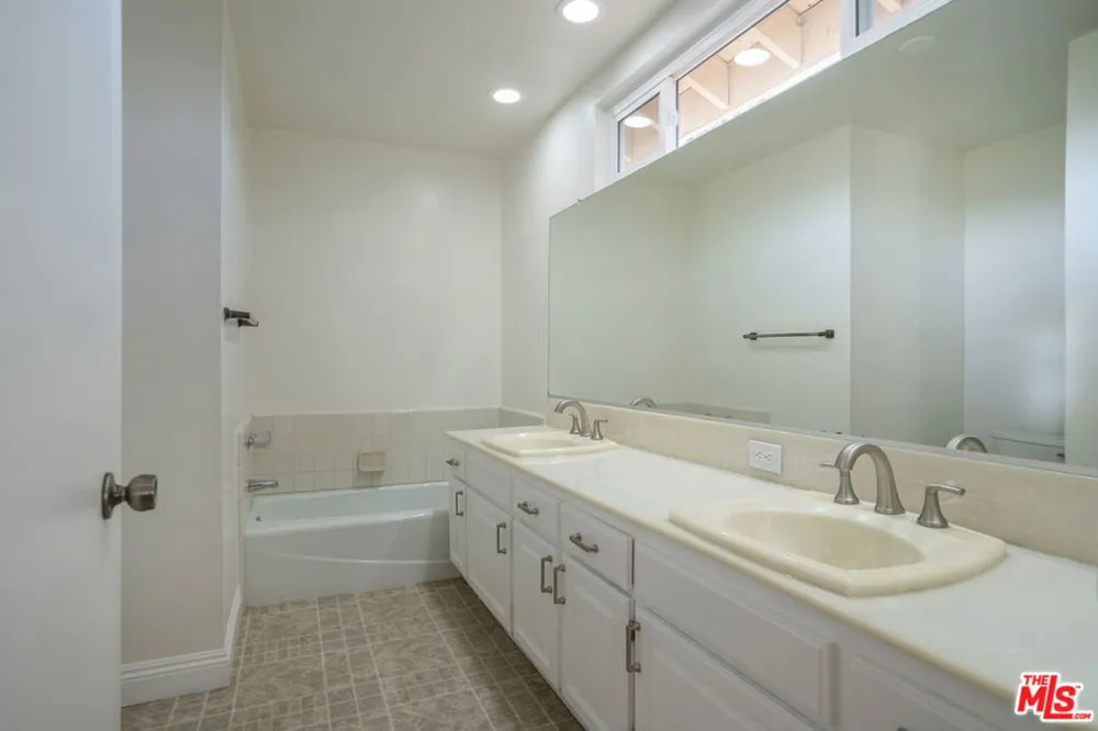 4245 Alhama Drive Woodland Hills, CA 91364