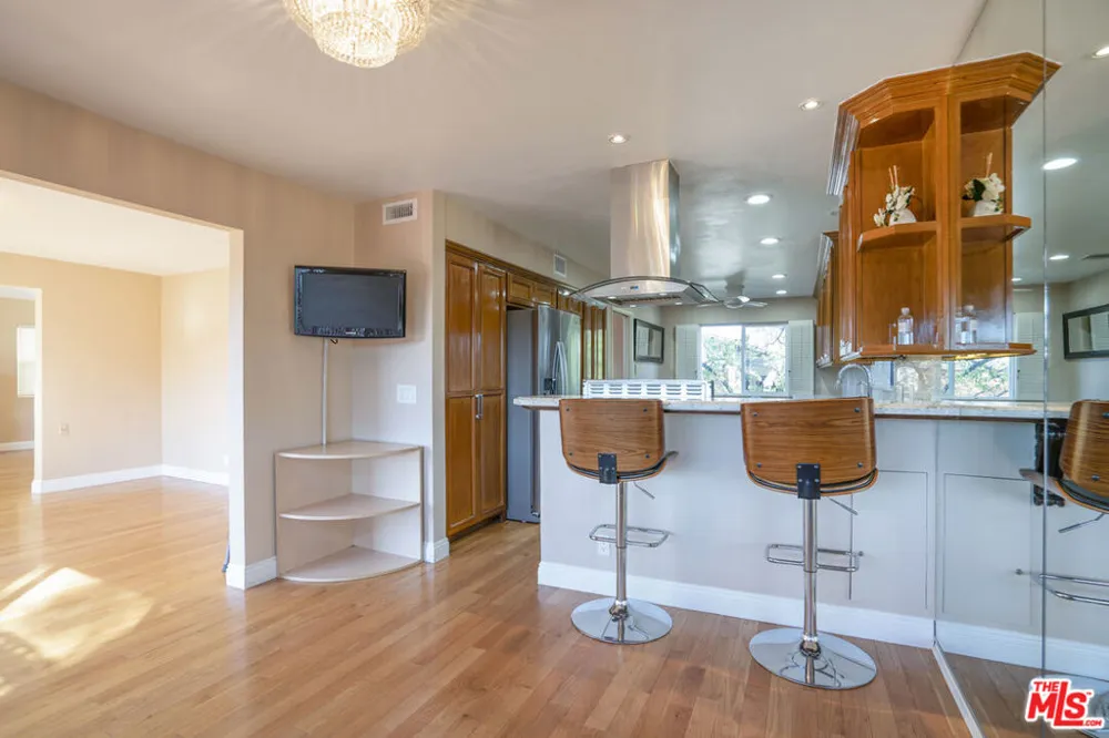 4245 Alhama Drive Woodland Hills, CA 91364