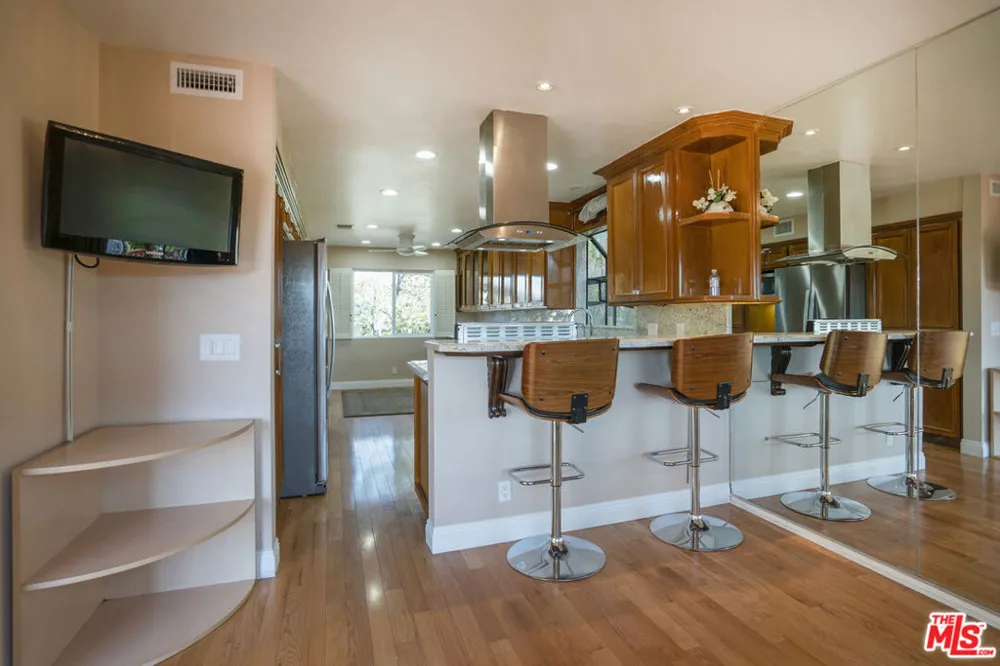 4245 Alhama Drive Woodland Hills, CA 91364