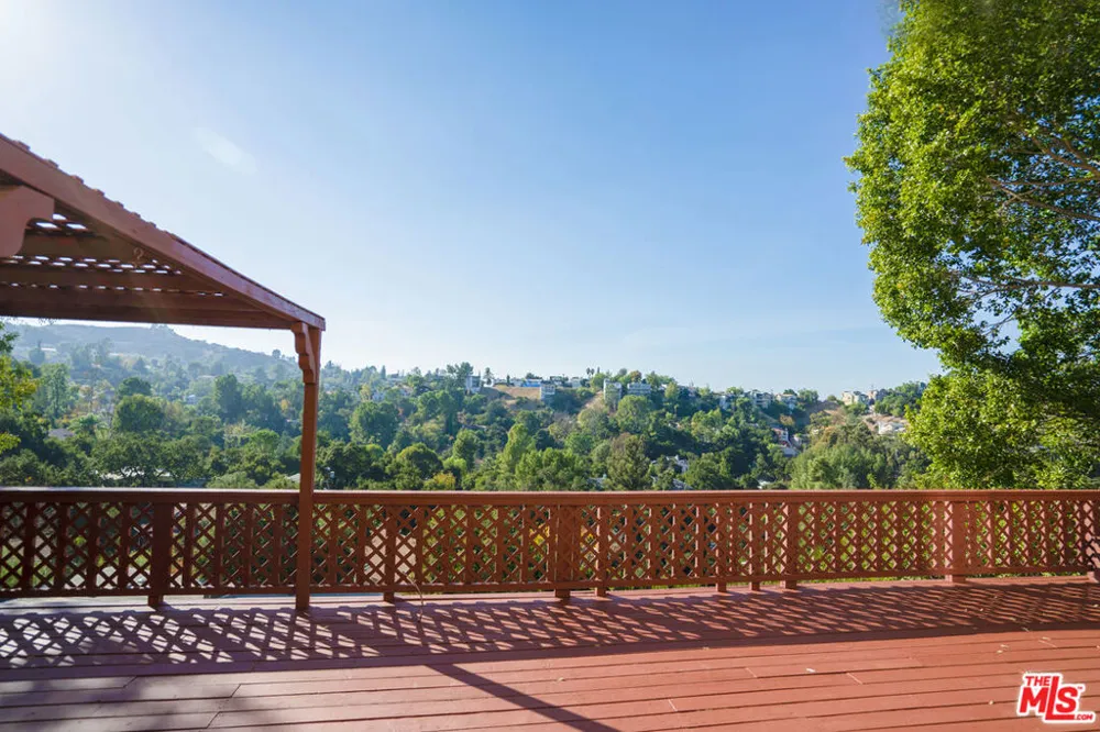 4245 Alhama Drive Woodland Hills, CA 91364