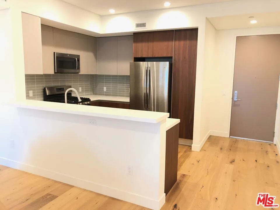 938 S Orange Grove Avenue #203 Los Angeles, CA 90036