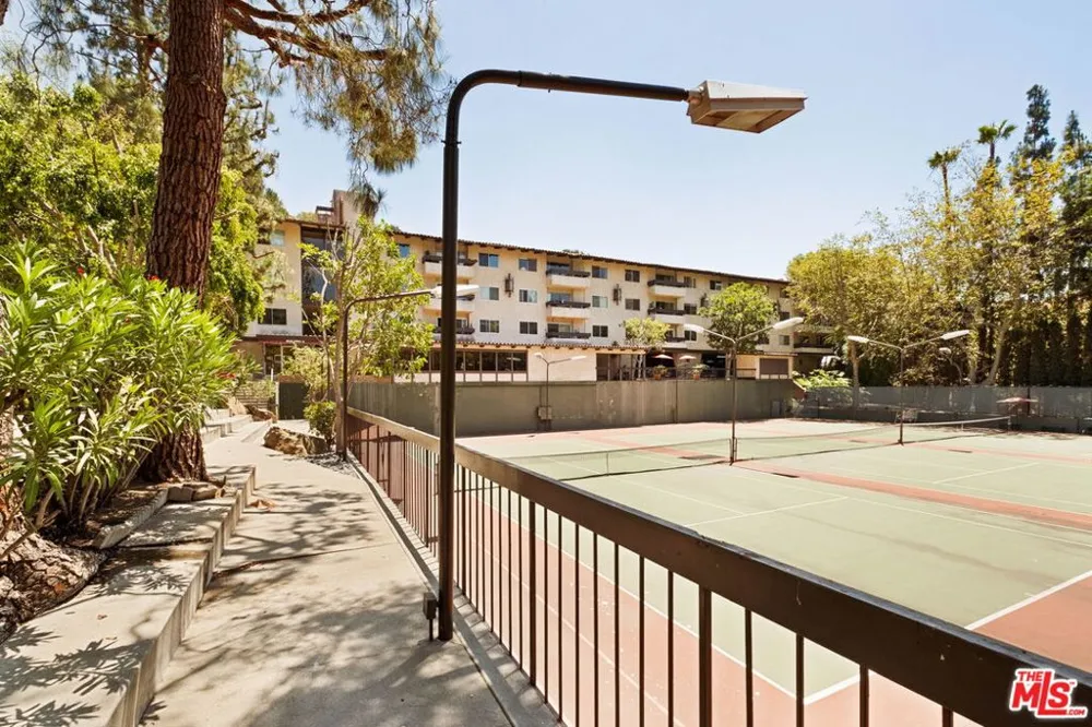 2700 Cahuenga Boulevard #4303 Los Angeles, CA 90068