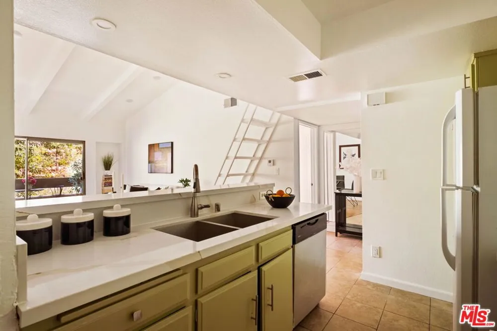 2700 Cahuenga Boulevard #4303 Los Angeles, CA 90068