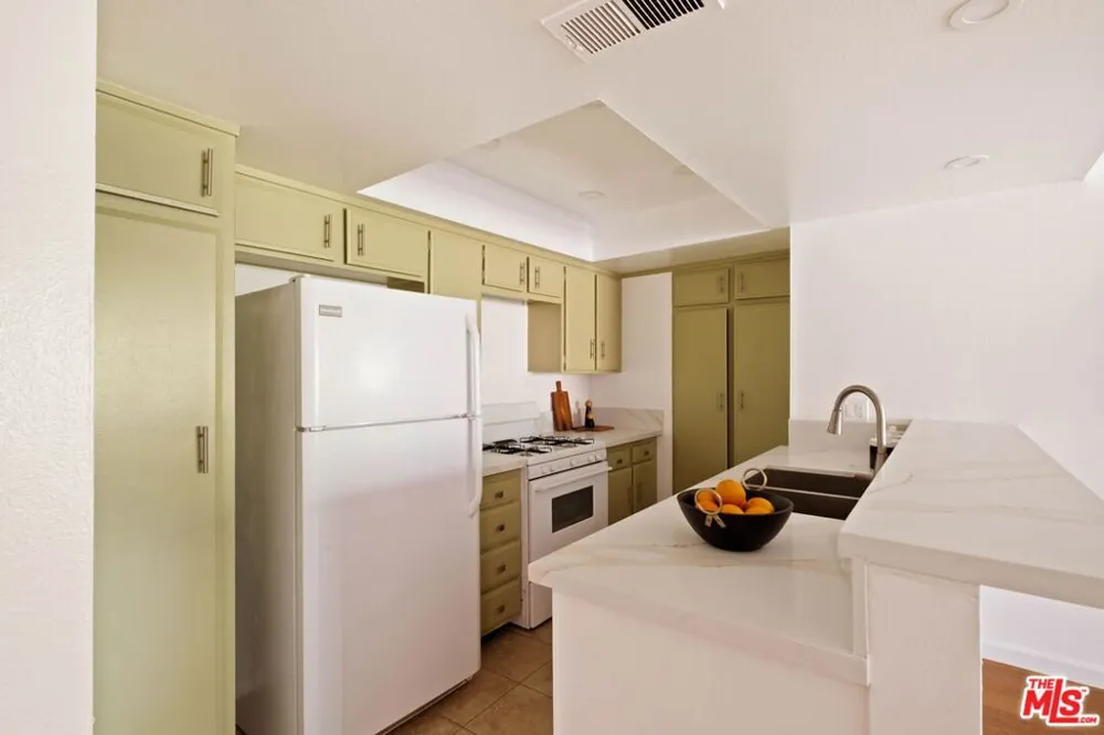 2700 Cahuenga Boulevard #4303 Los Angeles, CA 90068