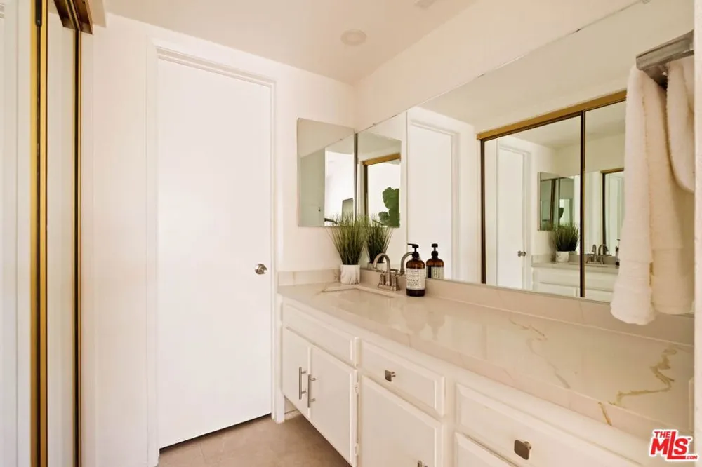 2700 Cahuenga Boulevard #4303 Los Angeles, CA 90068