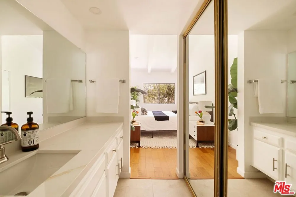 2700 Cahuenga Boulevard #4303 Los Angeles, CA 90068