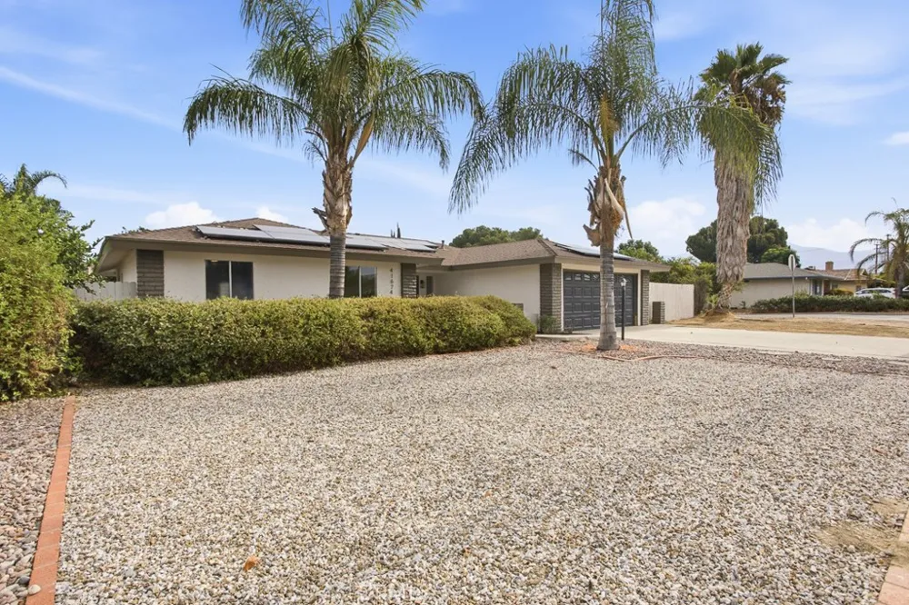 41674 Mayberry Avenue Hemet, CA 92544
