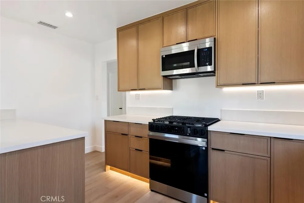 20701 Schoolcraft Winnetka, CA 91306