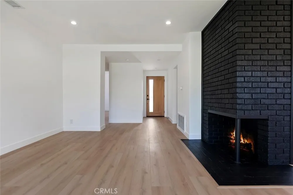 20701 Schoolcraft Winnetka, CA 91306