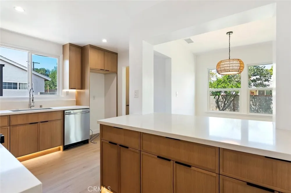 20701 Schoolcraft Winnetka, CA 91306
