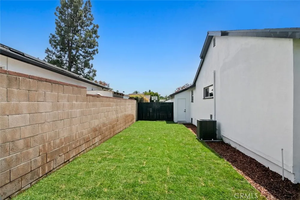 20701 Schoolcraft Winnetka, CA 91306