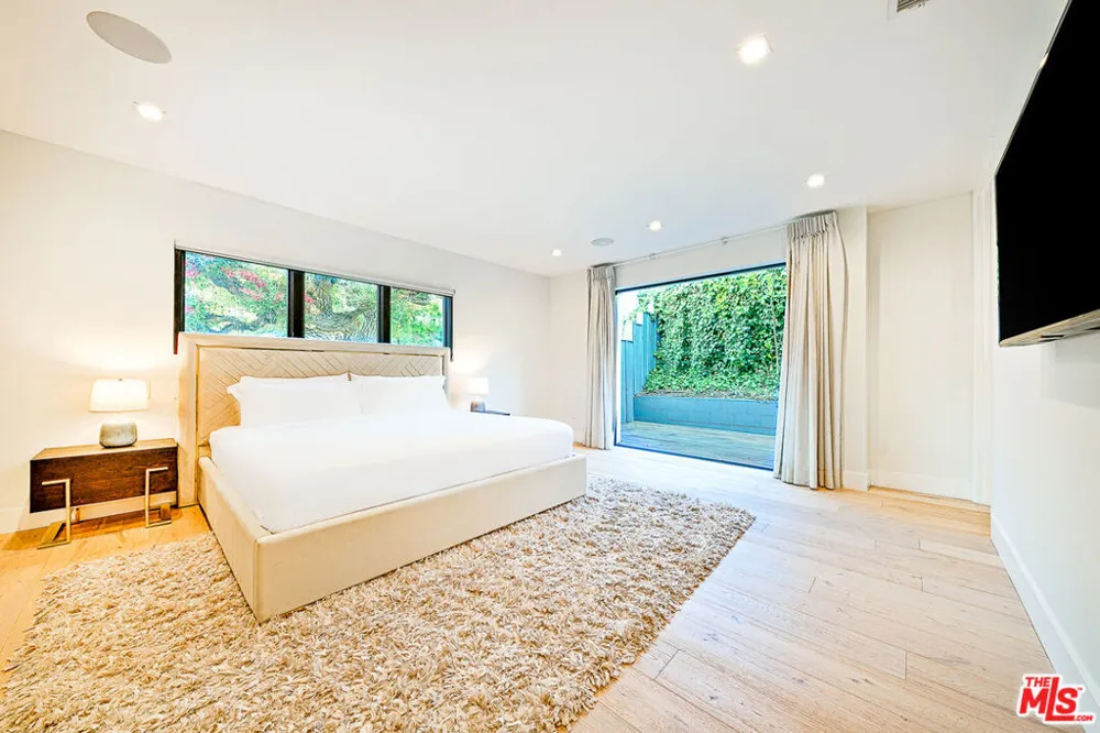 9038 MEREDITH PLACE Beverly Hills, CA 90210